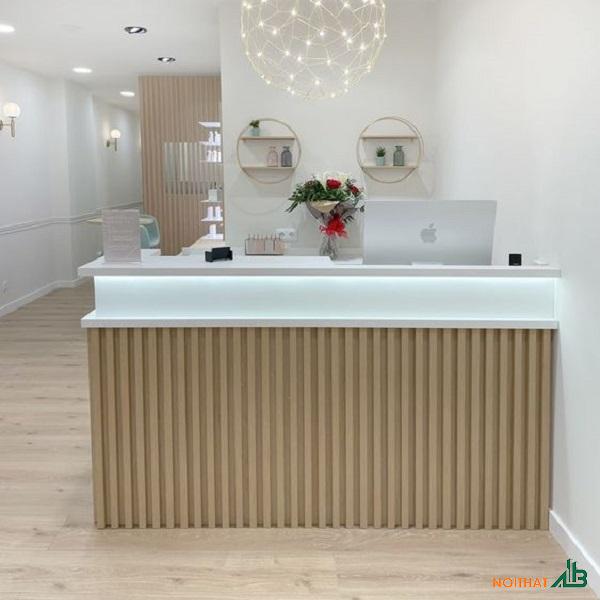 Quầy thu ngân ốp lam sóng gỗ QTN019
