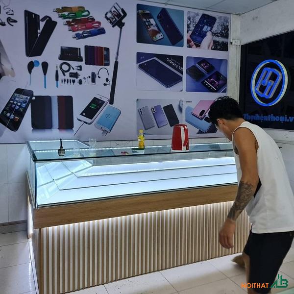 Tủ trưng bày điện thoại chữ L TTB025