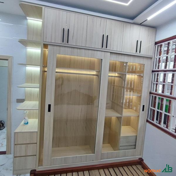 Tủ quần áo cánh kính kịch trần TQA036