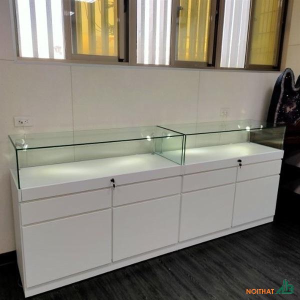 Tủ trưng bày cửa mở đèn trụ TTB081