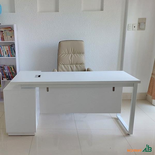 Bàn giám đốc chữ L chân sắt full trắng BGD032