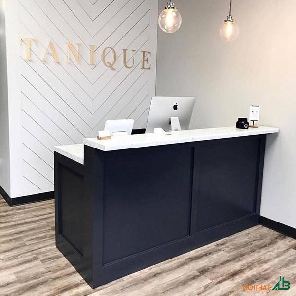 Quầy lễ tân hiện đại QLT070