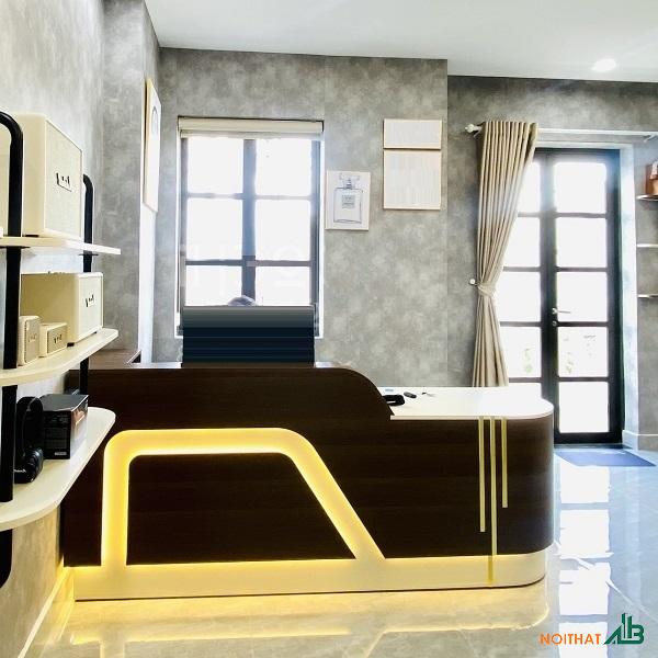 Quầy lễ tân bo cong cao cấp QLT077