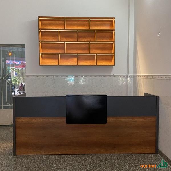 Quầy lễ tân kèm kệ trang trí QLT094