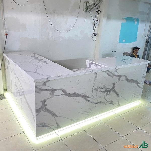 Quầy pha chế chữ L trắng vân mây QB100