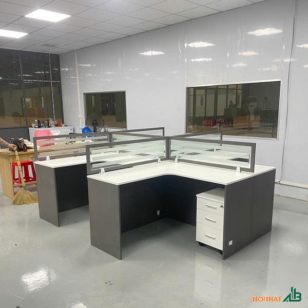 Cụm bàn 4 người vách ngăn kính BLV102