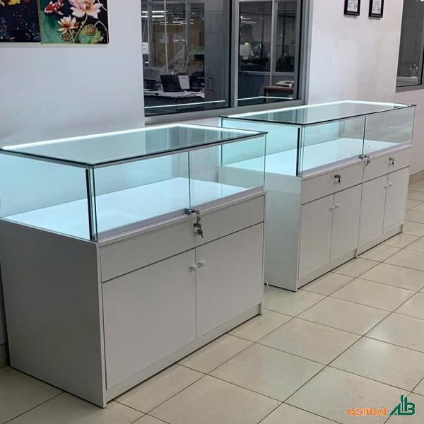 Tủ kính trưng bày cửa lùa TTB131